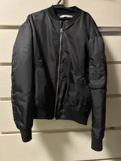 黒のボンバージャケット
