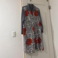 赤とグレーの花柄長袖ワンピース