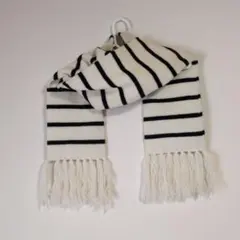 フリンジ付きロングマフラー　ホワイト地に黒ボーダー