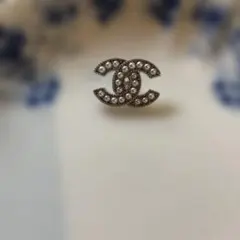 CHANEL パール付きシルバーロゴボタン