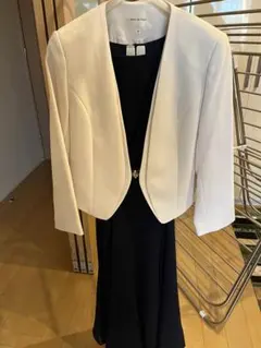 ホワイトジャケットとネイビードレスのセット