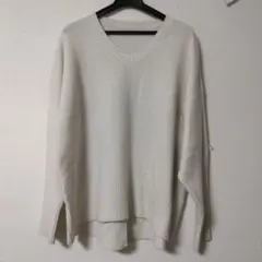 ホワイト Vネック ニットセーター