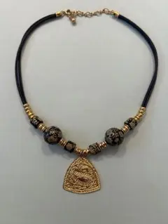 装飾的な黒と金のネックレス