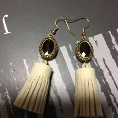 ハンドメイド アンティークビーズとタッセルピアス