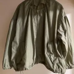 オリーブグリーン ノーカラーギャザー　ジップアップジャケット 薄手ナイロン生地