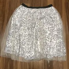 白とグレーのヒョウ柄フレアスカート