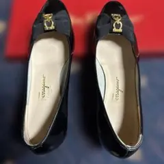 Ferragamo 黒 リボン付き中ヒールシューズ