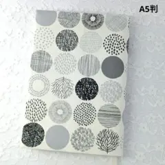 ハンドメイドブックカバー　A5判　北欧調　シンプルサークル　アイボリー