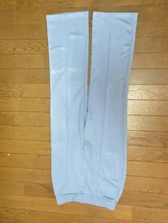 水色のズボンカジュアルパンツ