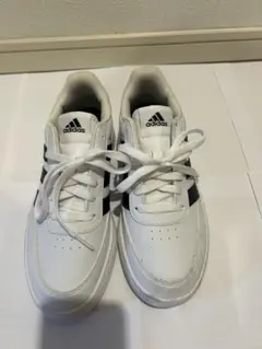 adidasスニーカーのサムネイル