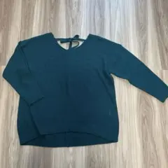 ダークグリーン Vネックニット 長袖