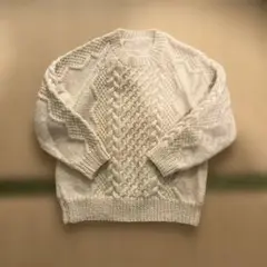 アイボリー ケーブルニットセーター