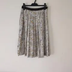 自由区フレアスカート グレーとベージュ、イエロー 花柄 ひざ丈