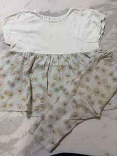 ユニクロ　花柄　半袖トップスとパンツのサムネイル