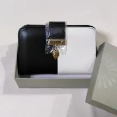 二つ折り財布 黒と白のデザイン