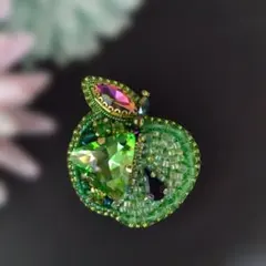 No.20*緑色のリンゴ＊ビーズ刺繍ブローチ*一点もの＊120