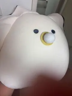 おしゃぶりをした白いキャラクター ぬいぐるみ　生牡蠣