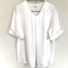 光沢ありホワイト【Vネック 白♡半袖ブラウス】スタイリッシュ袖★大きめＸＬサイズ