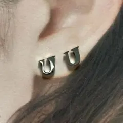 大人気 ♡ アルファベット 推し活 オタ活 イニシャル シルバー ピアス ♡ U