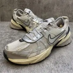 美品　NIKE V2K RUN スニーカー　シルバー25センチ NIKE W V2K RUN 