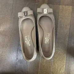 Ferragamo ベージュ リボン付き パンプス