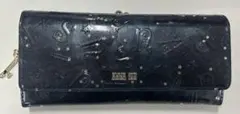 ☆のん☆ANNA SUI エンボス加工 ブラック三つ折り財布 ANNA SUI エンボス加工 ブラック三つ折り財布 - メルカリ