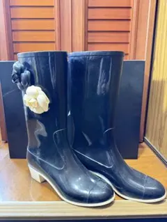 ま*お様 CHANEL カメリア レインブーツ ブラックのサムネイル