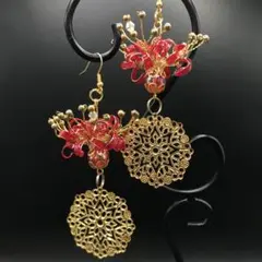 赤のクリアの彼岸花ピアス