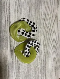 イエローとブラックドットのイヤリング ハンドメイド