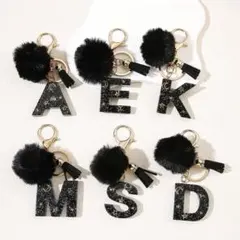 S イニシャルチャーム ポンポン付き 月と星おしゃれ　黒 即購入⭕️24H以内発送