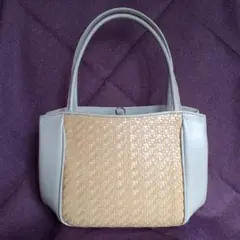 グレーとベージュのハンドバッグ