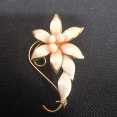 美品 花の形状 ゴールドブローチ ピンクビーズ付き