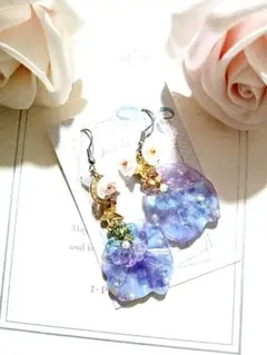 紫陽花カラー 花びら型ピアス 星と月のチャーム付きPierce/earrings