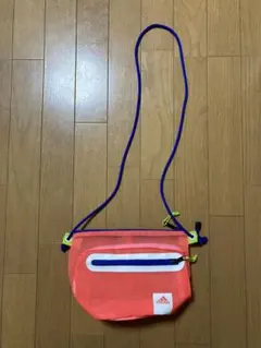 adidas メッシュ ショルダーバッグ サコッシュ　ネオンオレンジ　ピンクのサムネイル