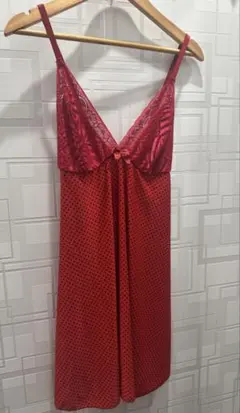 赤いドット柄キャミソール