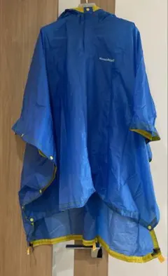 125センチから　青いフード付きレインポンチョ