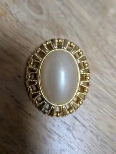 アンティーク　昭和レトロ　ヴィンテージ　ゴールドオーバル型ブローチ