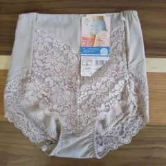 アツギ　ベージュ地フロントお花模様の３D 1分丈ショーツ M 肌側綿混　光沢あり
