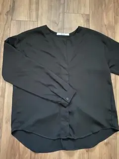 黒の長袖シャツ バックプリーツ