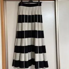 グレーとブラックのプリーツロングスカート