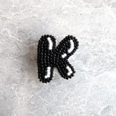 【ハンドメイド】ビーズ刺繍 ブローチ イニシャル K ケー