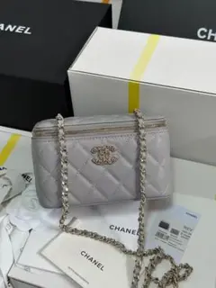 CHANEL グレー ショルダーバッグ