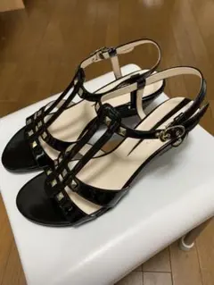 未使用❗️INDIVI インディヴ ィ黒エナメルサンダルのサムネイル