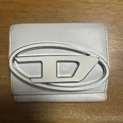 ホワイトレザー 三つ折り財布 Dロゴのサムネイル