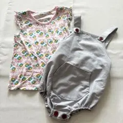 花柄トップスとグレーオーバーオールセット