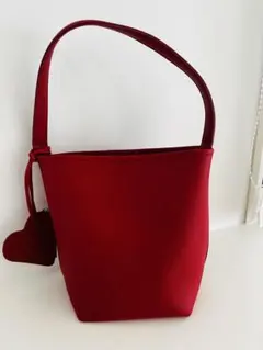 赤いトートバッグ