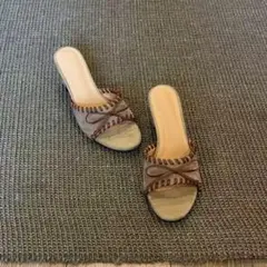 ベージュとブラウンのクロスストラップサンダル