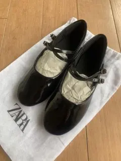 ZARA パテントフィニッシュフラットシューズ