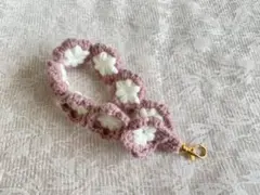 No.3 スマホハンドストラップ　花模様　パープル　紫毛糸　編み物　ハンドメイド
