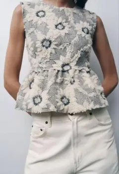 zara フラワープリント構造ペプラムトップス